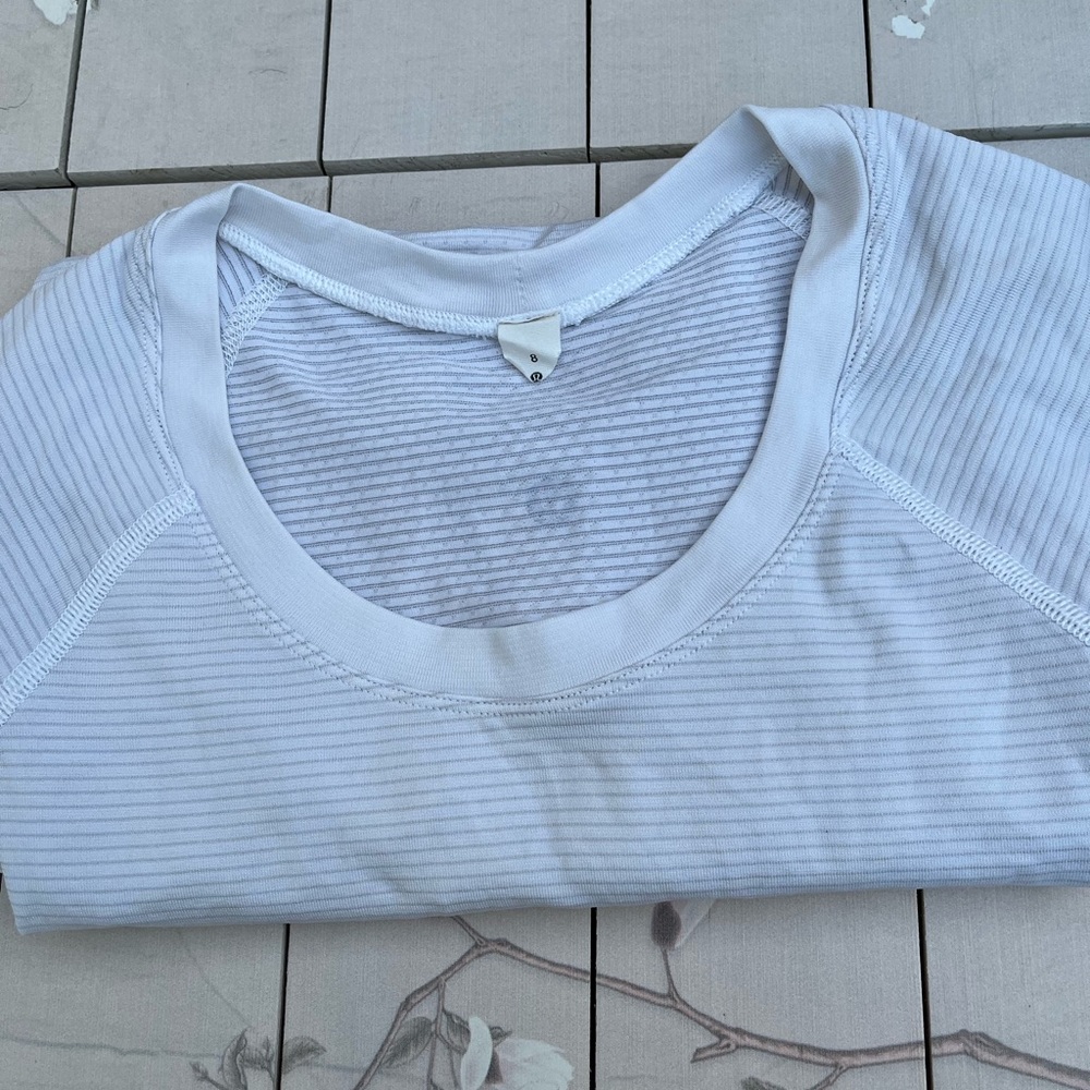 Lululemon Athletica Short Sleeve Tee in Classic White - Picture 4 of 6